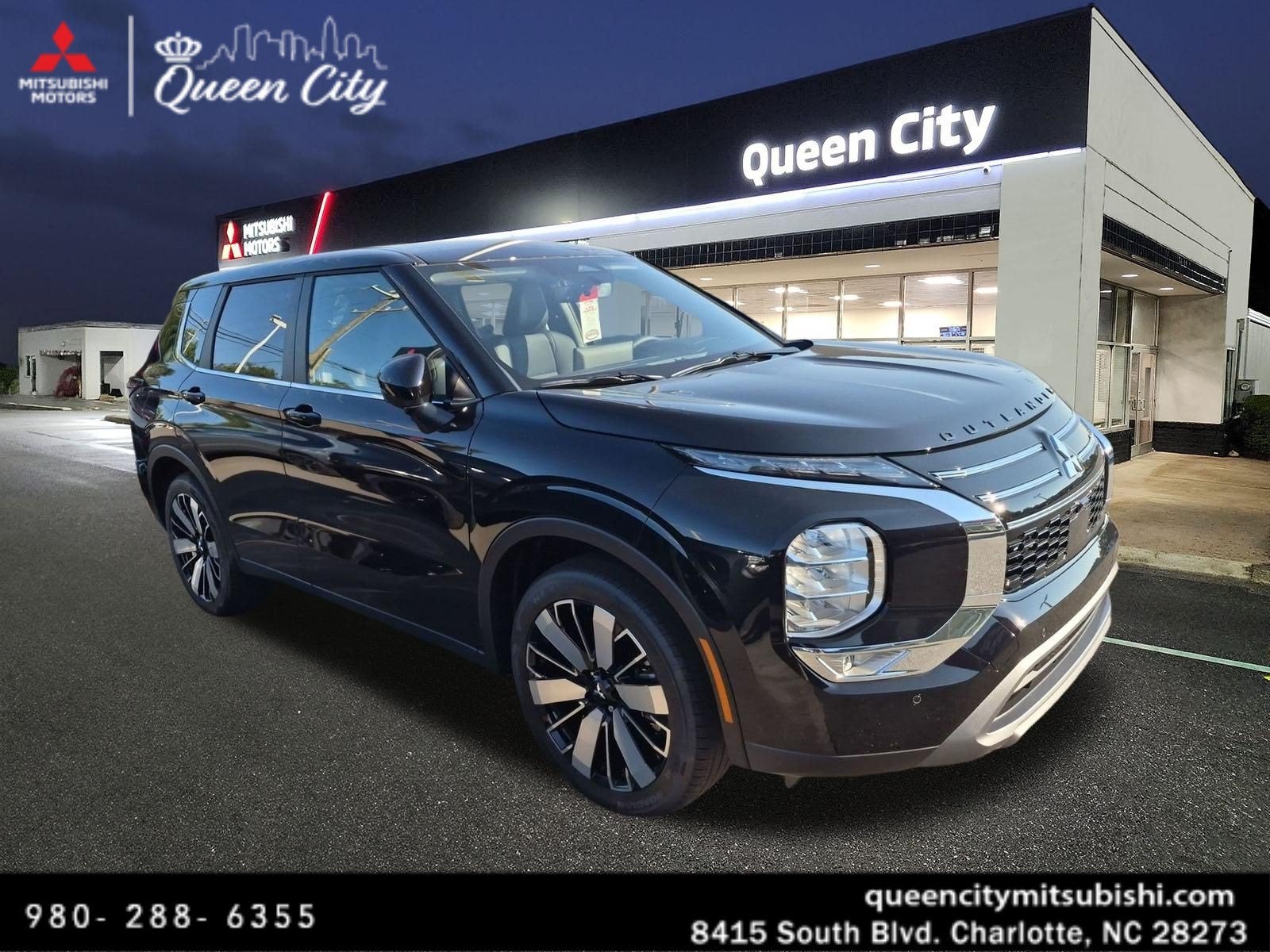 2026 Mitsubishi Outlander SE in Labrador Black Pearl — front three-quarter view